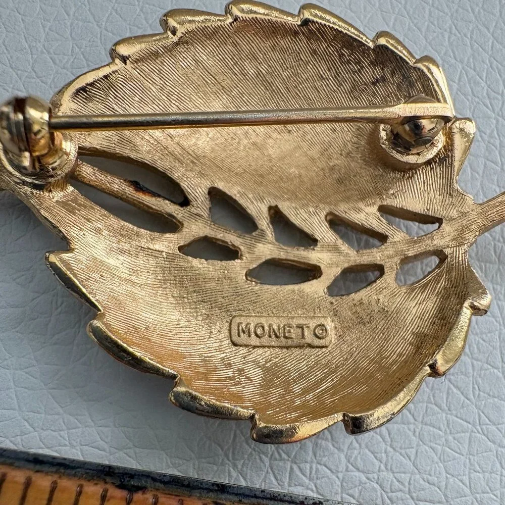 Three Vintage Gold Tone Brooches Two Leaves and a Bow - Picture 5 of 11